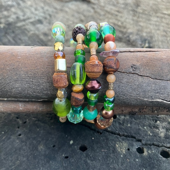 NWOT Green earth colors memory wire bracelet - glass and gemstone wrap bracelet - Picture 10 of 10